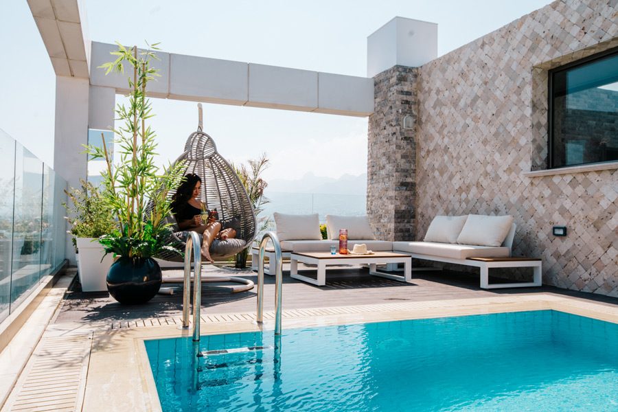 Laroni Real Estate, Pool and terrace