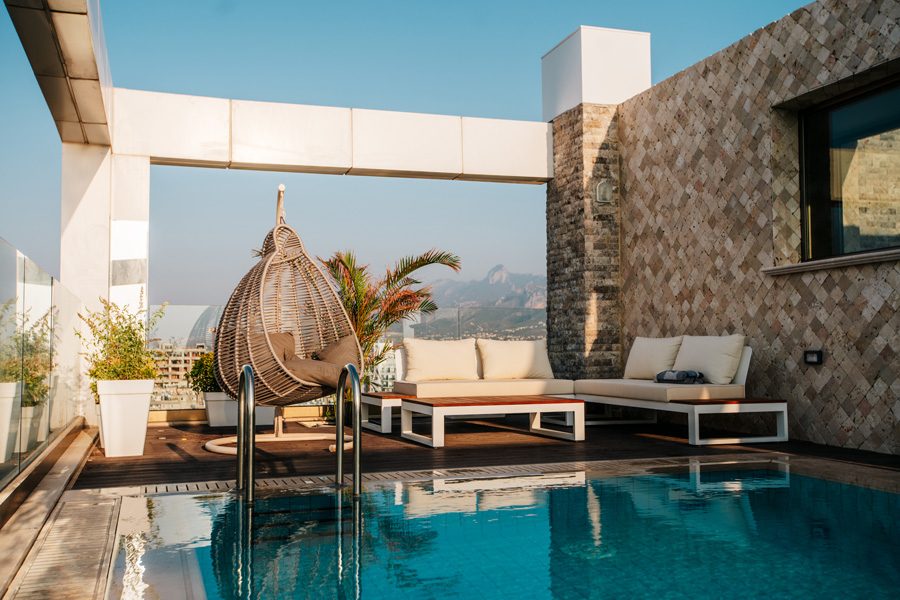Laroni Real Estate, Pool and terrace